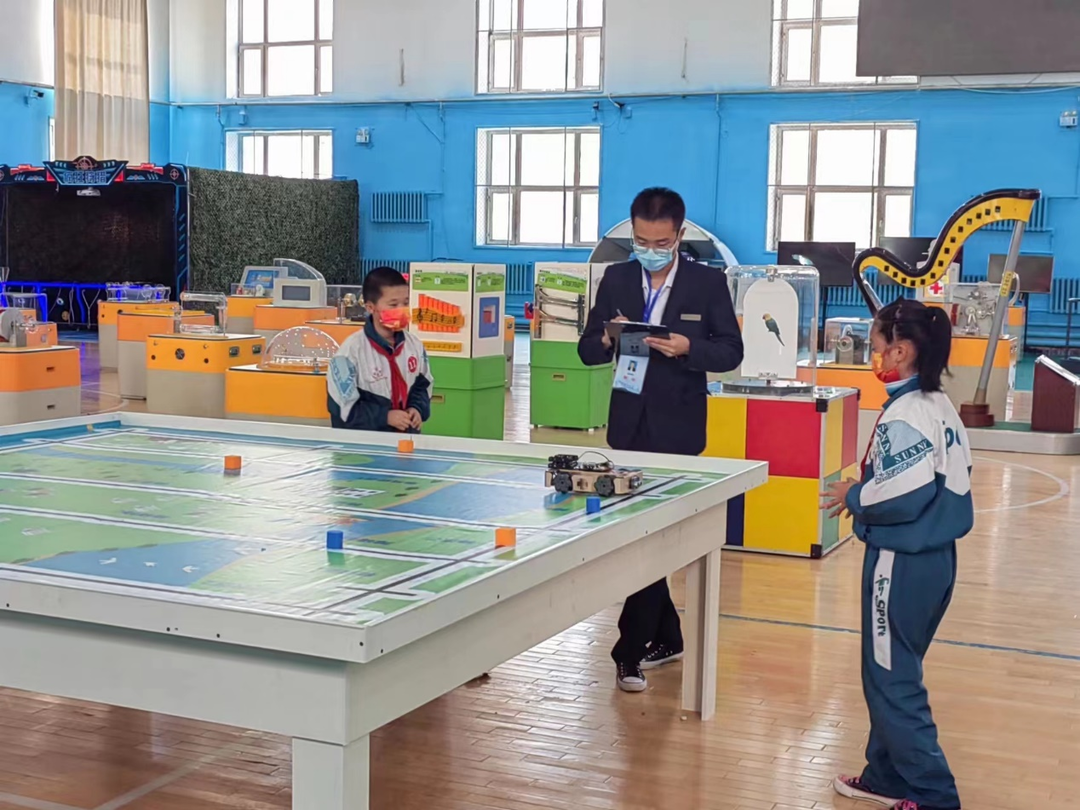 孙吴县举办“科技周”暨全县首届青少年机器人大赛